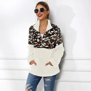 Model trägt einen langärmeligen Fleece-Pullover in Camouflage und Creme mit Reißverschluss