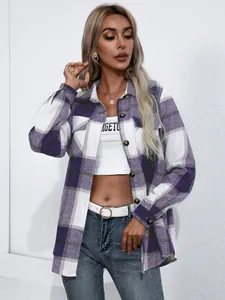 Detalle de una chaqueta de camisa a cuadros morados y blancos en una modelo