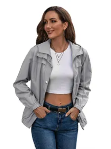 Leichte graue Damen Windjacke mit Kapuze für Outdoor-Sport und regnerische Tage im Freien