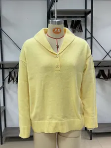 Vista dettagliata di maglione giallo chiaro in maglia con colletto polo e bottoni
