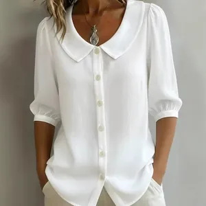 Elegante weiße Damen-Leinenbluse mit kurzen Ärmeln, Bubikragen und einer Knopfleiste