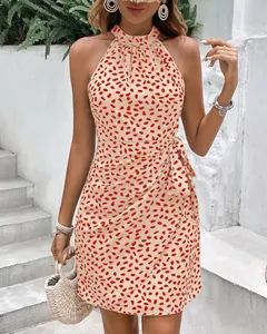 Vista dettagliata del mini abito estivo all'americana senza maniche con stampa floreale rossa