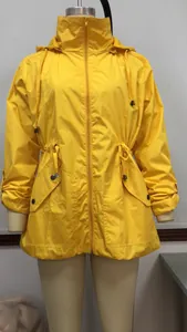 Détail d'une veste de pluie jaune avec capuche et taille à cordon de serrage réglable