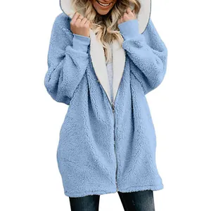 Détail d'une veste polaire à capuche bleu clair avec doublure blanc crème
