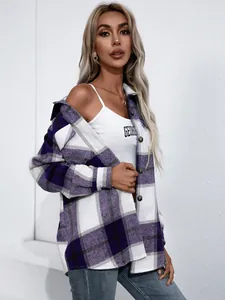 Detalle de una chaqueta de camisa de manga larga a cuadros morados y blancos para mujer