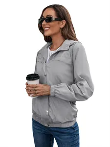 Seitenansicht einer grauen Damen-Windjacke mit Kapuze und elastischen Bündchen