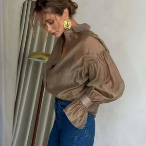 Elegante blusa marrón para mujer con mangas de linterna y cuello camisero clásico
