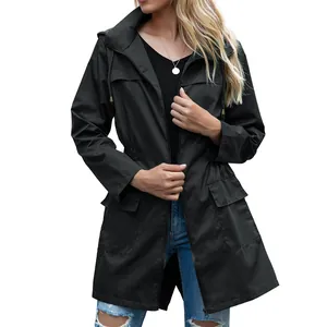 Giacca impermeabile nera da donna con cappuccio e vita con coulisse e zip