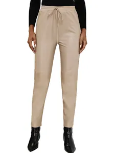 Vue détaillée du pantalon en simili cuir beige pour femme avec cordon de serrage élastique