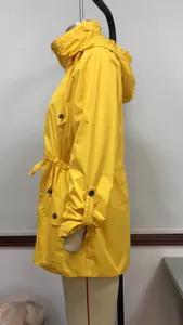 Vue latérale détaillée de l'imperméable jaune à capuche avec cordon de serrage