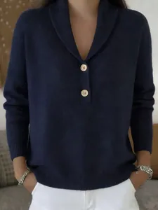 Dettaglio maglione in maglia blu scuro con colletto polo e bottoni marroni da donna
