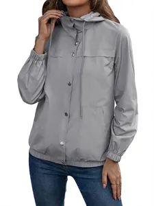 Detailansicht der grauen wasserdichten Windjacke mit Kapuze, Druckknöpfen und Bündchen