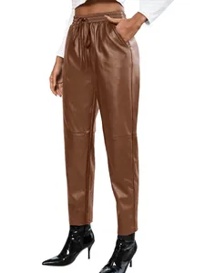 Vue détaillée d'un pantalon en similicuir marron pour femme avec taille élastique à cordon.
