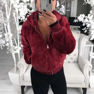 Veste à capuche en fausse fourrure rouge pour femme avec fermeture à glissière