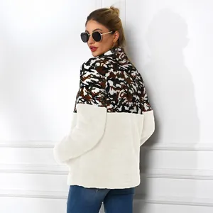 Detaillierte Rückansicht des Camouflage- und weißen Fleece-Patchwork-Sweatshirts für Damen
