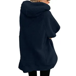 Vue arrière d'une veste à capuche douillette en polaire Sherpa bleu marine pour femme