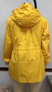 Détail du dos d'une veste de pluie jaune pour femme avec capuche et taille réglable