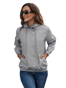 Detailansicht eines grauen Damen-Windbreakers mit Kapuze, Druckknöpfen und Kordelzug.