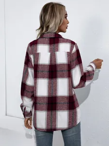 Vista posterior detallada de una chaqueta de camisa a cuadros gruesa burdeos mujer