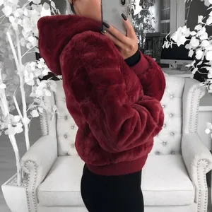 Vue latérale d'une veste à capuche élégante en fausse fourrure bordeaux pour femme