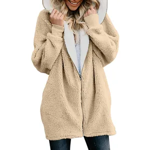 Gros plan d'une veste à capuche en polaire beige avec texture douce et fermeture éclair