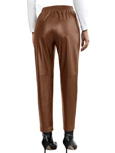 Vue arrière détaillée du pantalon de moto en similicuir marron avec taille élastique