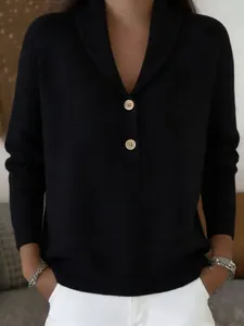 Dettaglio ravvicinato di un maglione da donna in maglia nera con colletto polo e bottoni