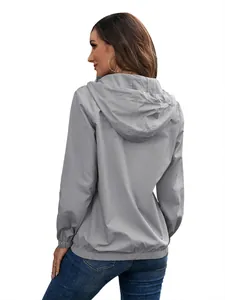 Detaillierte Rückansicht der leichten grauen Kapuzen-Windjacke für Damen mit Gummizug