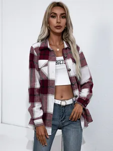 Primer plano de una chaqueta de camisa de manga larga a cuadros gruesos para mujer estilo casual