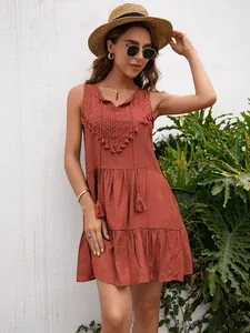 Vestido corto boho sin mangas color teja con encaje y borlas en modelo