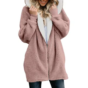 Vue détaillée de la veste en polaire sherpa à capuche pour femme en rose poudré.