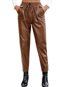 Gros plan d'un jogging en similicuir marron avec taille élastique et cordon de serrage