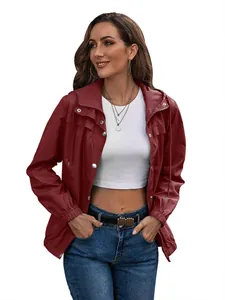 Vorderansicht einer stylischen bordeauxroten wasserdichten Damen-Kapuzenjacke
