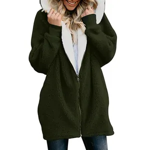 Détail d'une veste en polaire verte à capuche avec doublure blanche et fermeture