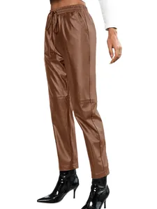Détail de vue latérale du pantalon de moto en similicuir marron avec une taille élastique