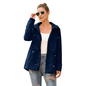 Stilvolle marineblaue wasserdichte Damen-Regenjacke mit verstellbarer Taille zum Wandern