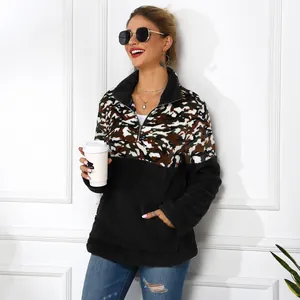 Detail eines Damen-Fleece-Pullovers mit Camouflage-Patchwork und Reißverschluss.