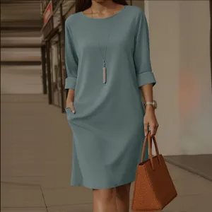 Vue détaillée d'une robe élégante bleu poussière avec poches latérales et manches 3/4