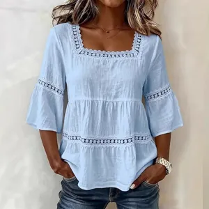 Elegante blusa in cotone e lino celeste con scollo quadrato e rifiniture in pizzo fine