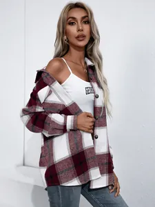 Detalle de chaqueta camisera de cuadros rojos y blancos para mujer con tela gruesa de otoño