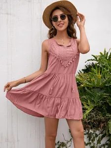 Vestido rosa bohemio sin mangas con detalle de encaje y borlas