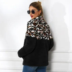 Seitenansicht des Damen-Fleece-Sweatshirts mit Tarnmuster und weicher Sherpa-Textur.
