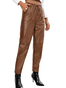 Vue détaillée du pantalon en similicuir marron à taille haute et cordon.