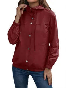 Detailansicht der kastanienbraunen Damen-Regenjacke mit Kapuze und silbernen Druckknöpfen.
