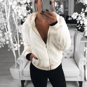 Veste à capuche en fausse fourrure blanche moelleuse pour femme avec bords côtelés