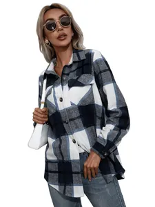 Chaqueta de camisa a cuadros oversize para mujer con bolsillos delanteros y botones.