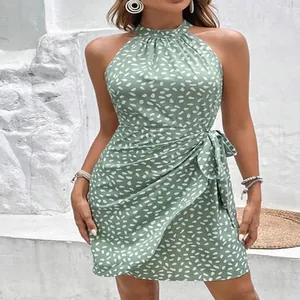 Vista dettagliata del mini abito a fiori verde con scollo all'americana e laccio in vita
