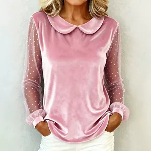 Elegante roze fluwelen top met Peter Pan kraag en transparante mouwen met stippen.