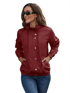 Detailansicht der weinroten Damen Kapuzenjacke wasserdicht für Outdoor Aktivitäten