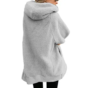 Vue arrière détaillée d'une veste à capuche oversize en polaire peluche grise douce